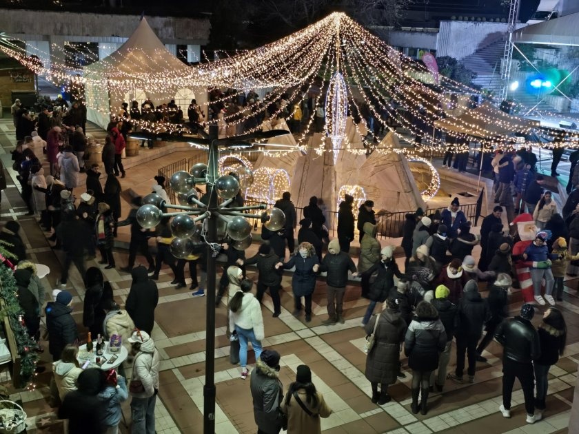 Благоевград посрещна 2026 г. с концерт и народни хора на площад „Георги Измирлиев“