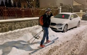 Студ и сняг в Румъния: Мъж отиде на работа със ски в Сибиу, температури до -21°C