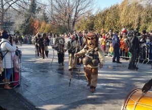 Сурвакари от Пернишко огласиха Борисовата градина в столицата