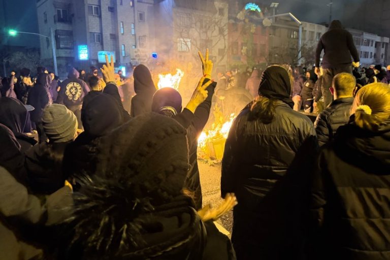 Техеран готов да отговори на САЩ, докато напрежението около протестите в Иран расте Техеран готов да отговори на САЩ, докато напрежението около протестите в Иран расте