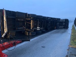 Тир блокира АМ „Марица“ край Хасково, движението е спряно