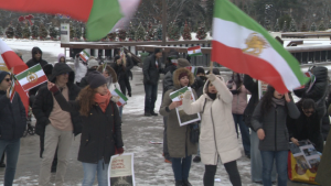 „Убиват хора за нищо“: Протест в София подкрепи иранската революция