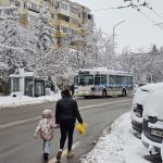 Учениците в Русе се завръщат в клас след неучебен ден заради студ и сняг