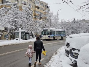 Учениците в Русе се завръщат в клас след неучебен ден заради студ и сняг