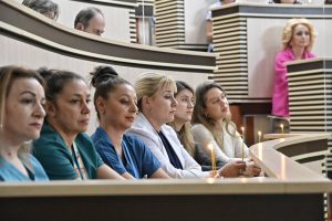 Критичен недостиг: 4000 акушерки липсват в България, средната възраст е 50 години