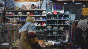 „Накарайте Америка да се махне“: Шапките на Тръмп вдъхновиха протестна мода в Гренландия