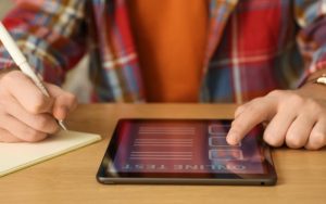 Вълчев: Екраните ерозират мотивацията за математика и природни науки