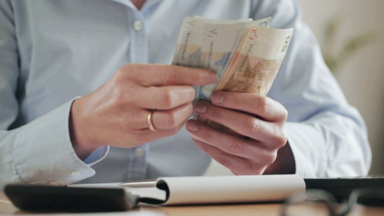 Повишават заплатите на личните асистенти и финансовата подкрепа за хора с увреждания Повишават заплатите на личните асистенти и финансовата подкрепа за хора с увреждания