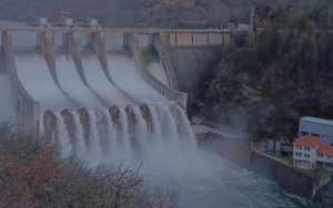 Язовир „Ивайловград“ пое критични обеми, висока вълна премина през каскада „Арда“