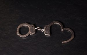 Внукът на Цветелин Кънчев е задържан за дързък грабеж в центъра на София