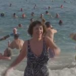 Стотици каталунци посрещнаха Нова година с плуване в Средиземноморието