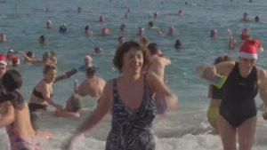 Стотици каталунци посрещнаха Нова година с плуване в Средиземноморието