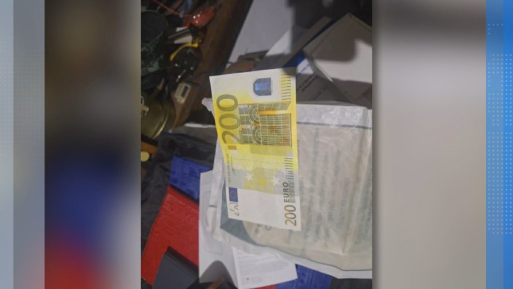 Разкрита работилница за фалшиви документи и евро: Задържани са двама мъже
