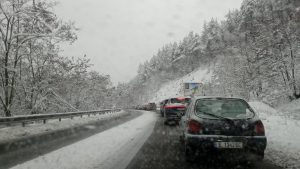 Проходът „Предела“ е затворен за камиони заради обилен снеговалеж