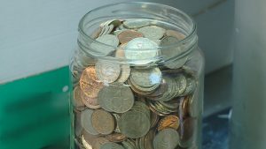 Жълти стотинки за живот в беда: Доброволци превръщат монетите в храна и лекарства