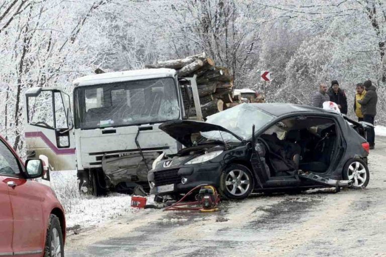 Двама загинали след челен удар край Ловеч, пътят е временно затворен