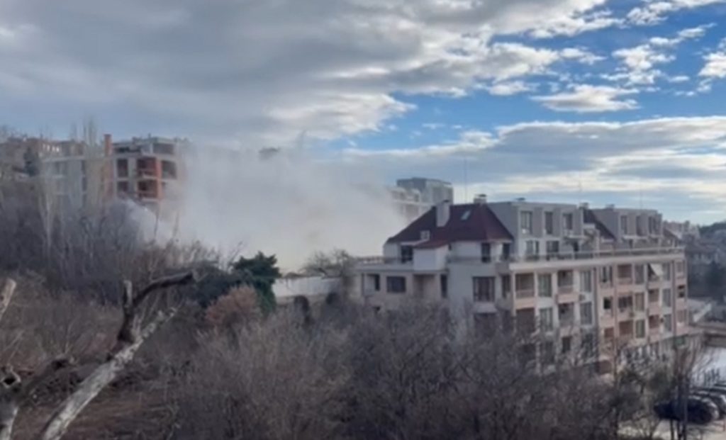 Зрелищен гейзер наводни Варна: Частна фирма спука магистрален водопровод