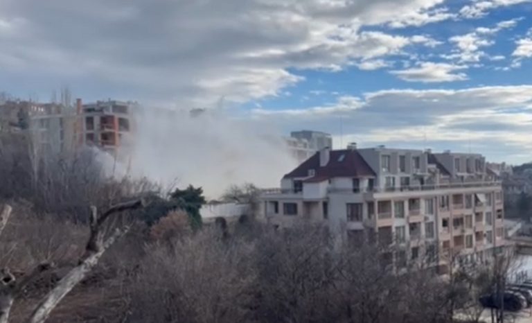Зрелищен гейзер наводни Варна: Частна фирма спука магистрален водопровод Зрелищен гейзер наводни Варна: Частна фирма спука магистрален водопровод