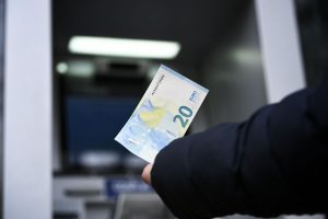 МФ: Няма да удължаваме периода на двойно обращение лев-евро