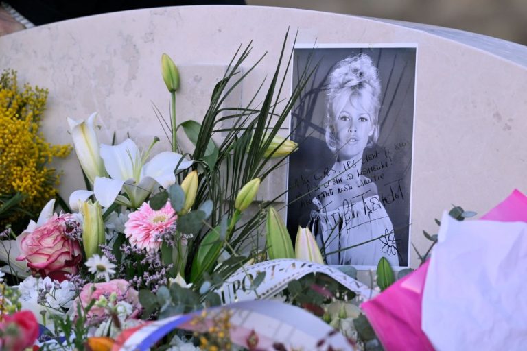 Франция се сбогува с иконата Брижит Бардо в Сен Тропе Франция се сбогува с иконата Брижит Бардо в Сен Тропе