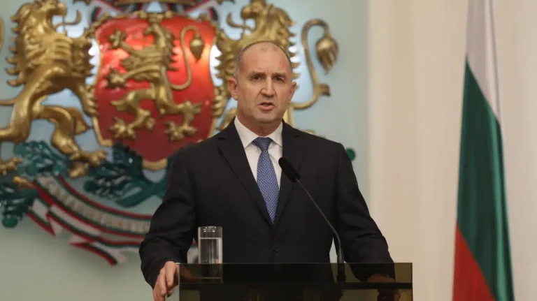 Президентът връчва първия мандат на ГЕРБ-СДС в понеделник, Борисов обяви – ще го върнат веднага Президентът връчва първия мандат на ГЕРБ-СДС в понеделник, Борисов обяви – ще го върнат веднага