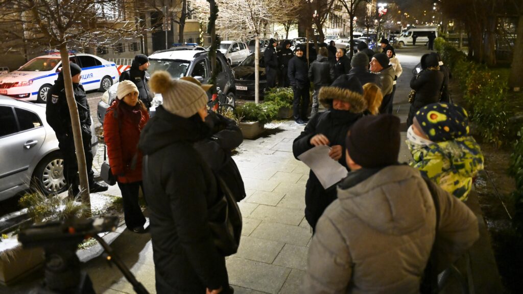 Граждани настояват за оставката на кмета Васил Терзиев пред Столична община