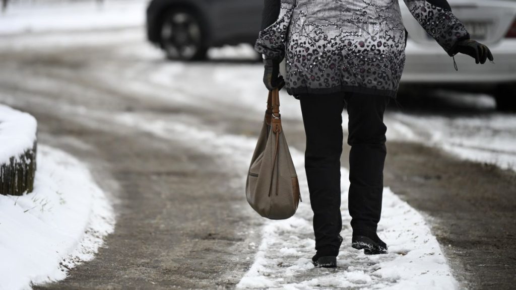 Глоби до 50 000 лв. за непочистени тротоари и висулки – София с 46 нарушения