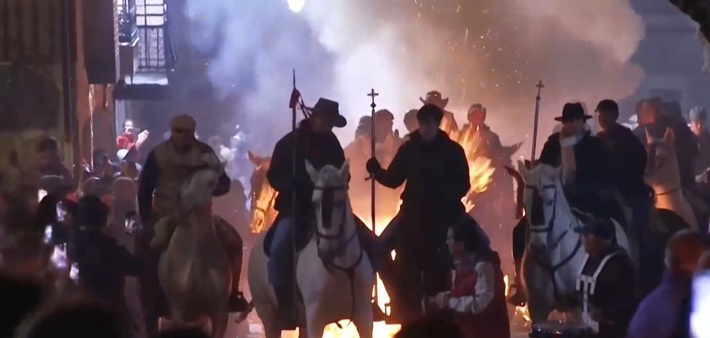 Луминария: Огнен ритуал в Испания почита Свети Антоний