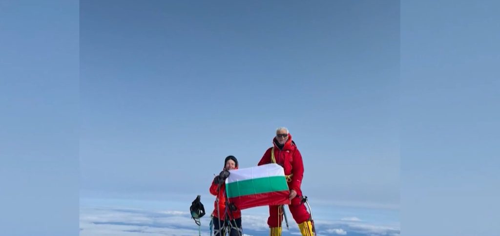 Хасковлийка изкачи най-високия връх в Северна Америка, развя българския флаг на 6190 метра