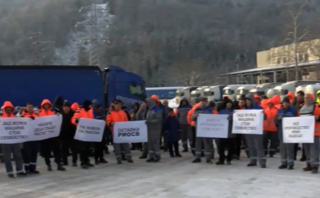 Работници от „Кроношпан“ протестират срещу затваряне на производствена линия, депутат инициира колективен иск