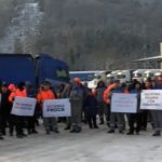 Работници от „Кроношпан“ протестират срещу затваряне на производствена линия, депутат инициира колективен иск