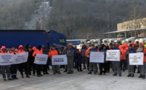 Работници от „Кроношпан“ протестират срещу затваряне на производствена линия, депутат инициира колективен иск