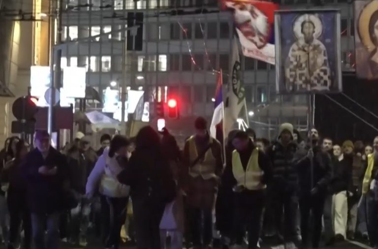 Хиляди протестираха в Белград срещу полицейските репресии над студенти Хиляди протестираха в Белград срещу полицейските репресии над студенти