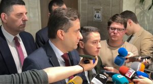 Предизборни рокади: Партиите редят листите си на фона на вътрешни напрежения