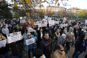 Протест пред ВМА: Граждани срещу връщането на работа на лекаря, прегазил кучето Мая