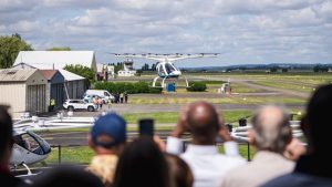 В Париж пуснаха летящи таксита: 120 евро от летището до центъра за 15 минути