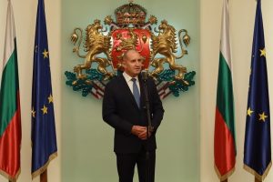 Тайният план на Радев: Президентски гамбит за 121 мандата и новата роля на „миротворец“