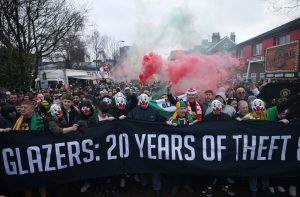 Бунт на „Олд Трафорд“: Феновете на Манчестър Юнайтед поискаха оставките на Глейзър и Ратклиф