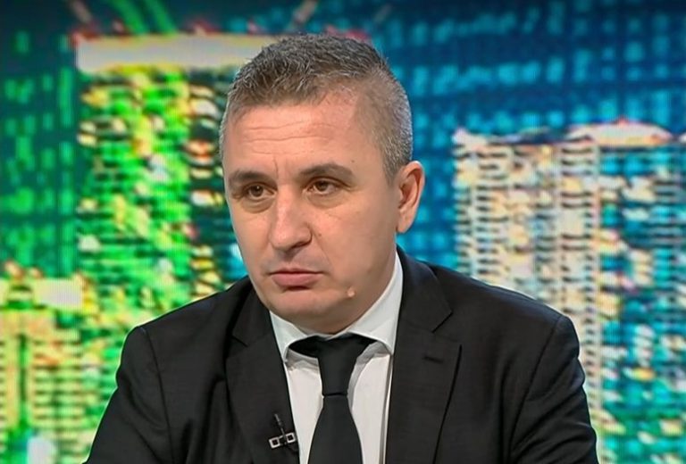 Александър Николов: Сделката за „Лукойл“ е сигнал за край на войната в Украйна Александър Николов: Сделката за „Лукойл“ е сигнал за край на войната в Украйна