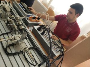 Възходът на дуалното обучение: Бизнесът плаща на младежите, докато учат за професия