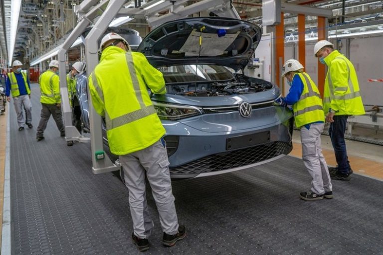 Volkswagen въвежда ранно пенсиониране на 57 години за хиляди служители Volkswagen въвежда ранно пенсиониране на 57 години за хиляди служители