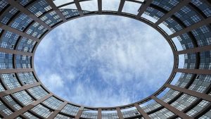 Евробарометър: Българите остават оптимисти за личното си бъдеще въпреки скептицизма към ЕС