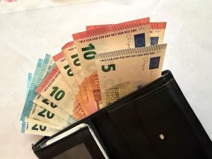 Полицията в Добрич задържа 41-годишен мъж за кражба на валута в село Пчеларово