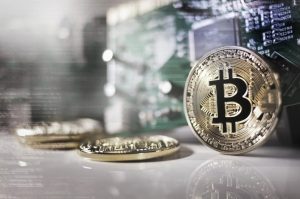 Крах на криптопазара: Биткойнът падна под 70 000 долара за първи път от година