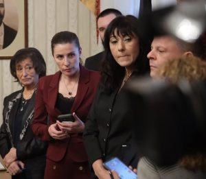 Първите 10 дни на Илияна Йотова: Двоен спринт между консултациите и Зимната олимпиада