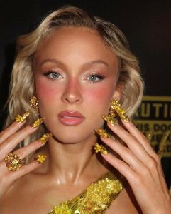 Модерният максигрим ни връща в 2016 г.: Защо дръзкият макиаж измества "чистото момиче"