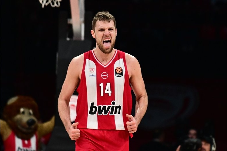 Александър Везенков отново е №1 за Олимпиакос след разгром над Виртус Болоня