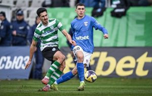 Героичен „Спартак“ спря „Черно море“ в 67-ото варненско дерби след ранен червен картон