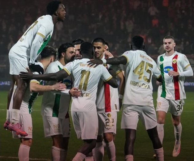 Здравко Димитров с ключова асистенция при дебюта си като титуляр за Амед