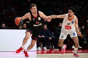 Везенков и Олимпиакос непобедими в Гърция след триумф над Промитеас